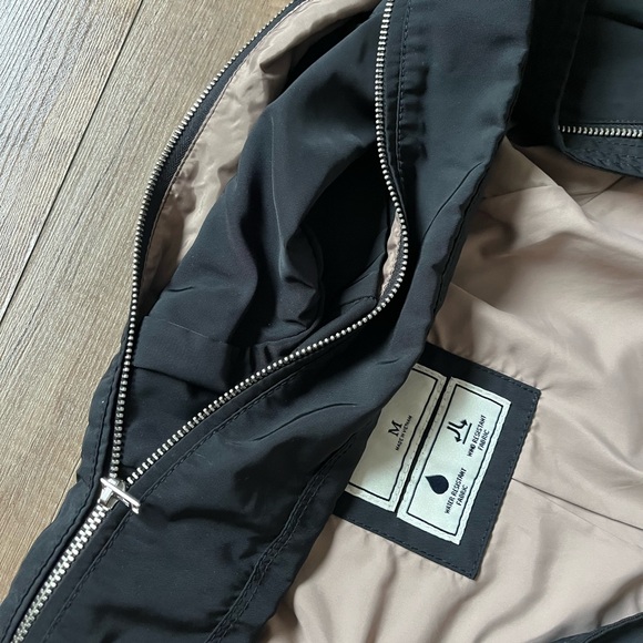 Wind and water-resistant jacket - Picture 3 of 3